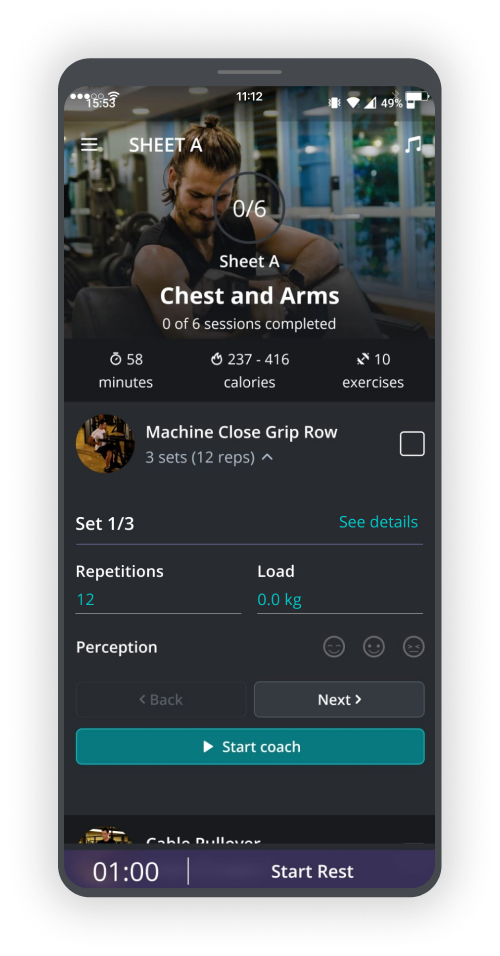 Imagem de um celular com a tela do Personal Trainer Online que exibe a lista de exercícios do aplicativo BTFIT